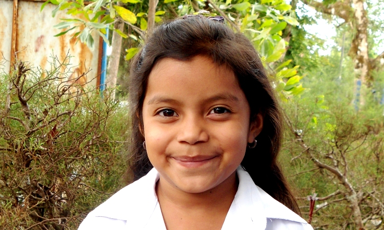 Maria José, de siete años, se muestra ilusionada con el nuevo aula de preescolar