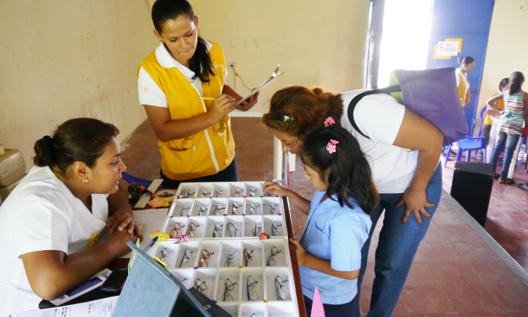 Jornada de diagnóstico y entrega de gafas en un colegio de El Salvador