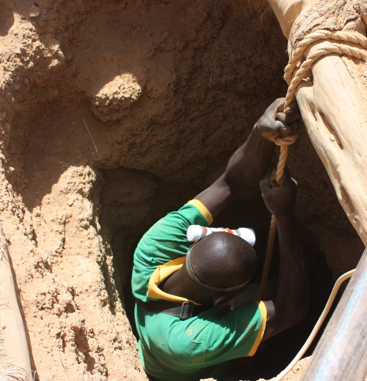 pozo de extracción de oro en Burkina
