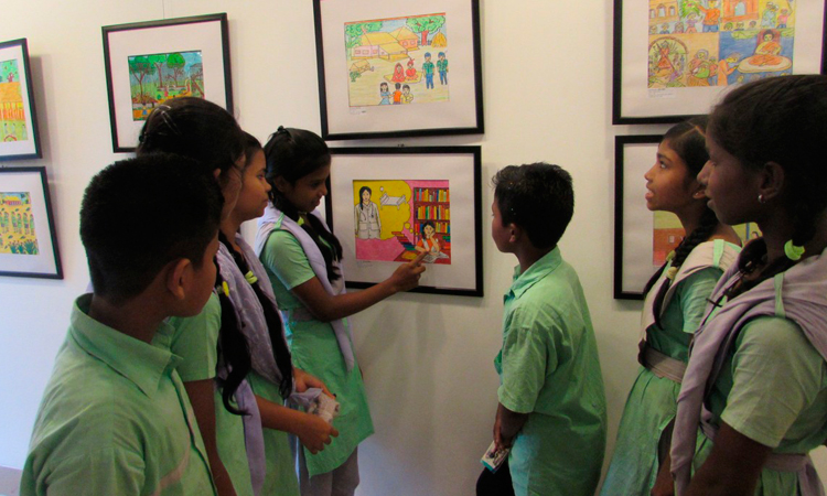 foto-exposicion-dibujos-Dhaka-grupo-de-niños