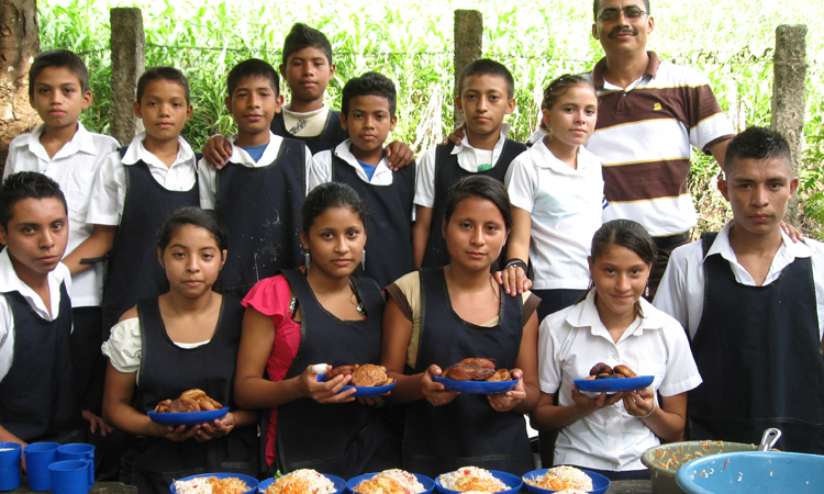 niños-mostrando-alimentos-en-su-escuela