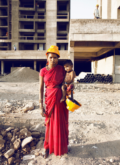 mujer con niño en edificio en construcción