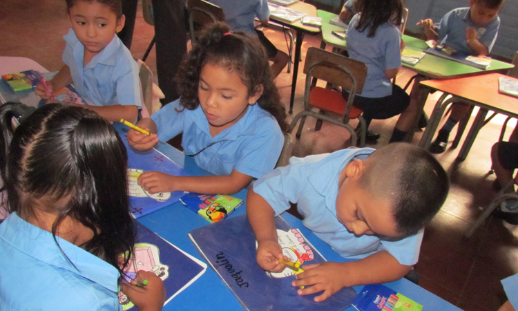 alumnos en aula escuela El Salvador