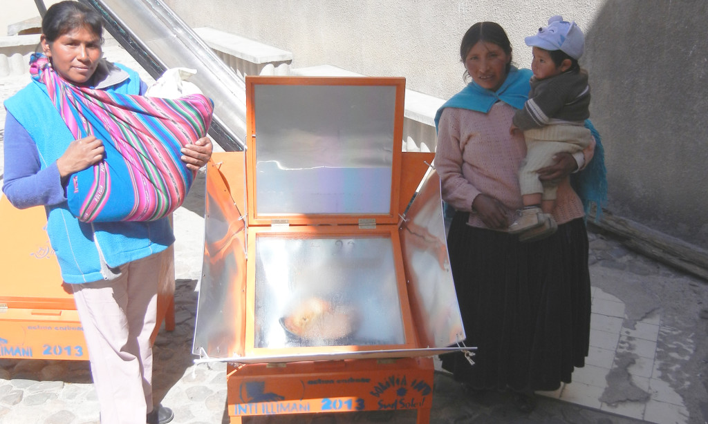 Mónica Vergara junto a su cocina solar ecológica