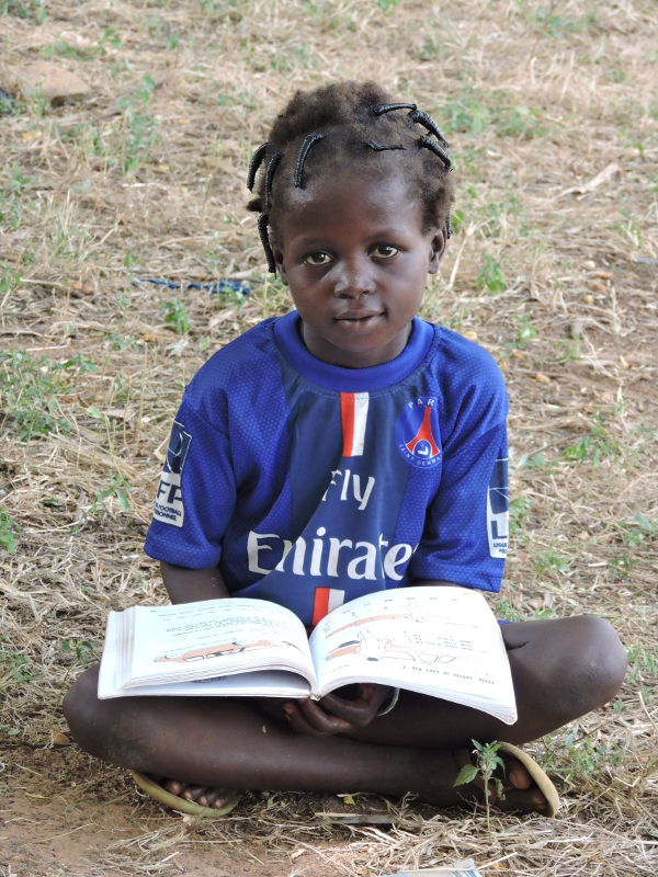 Burkina_alumna_con_libro