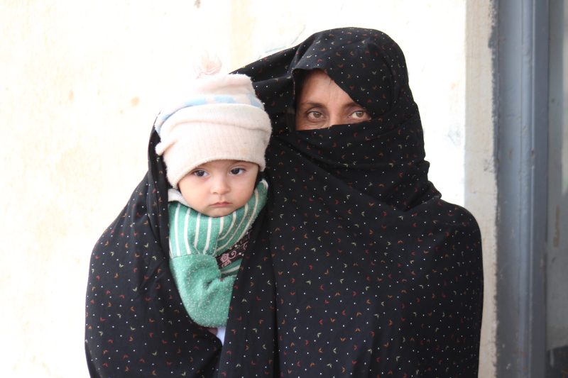 niña y madre de Afganistán