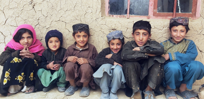 Niños y niñas en una aldea de Afganistán
