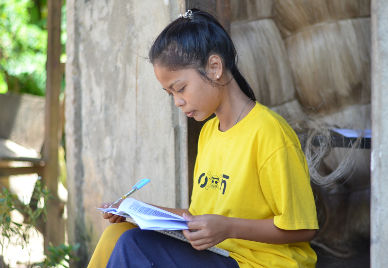 niña filipinas estudiando