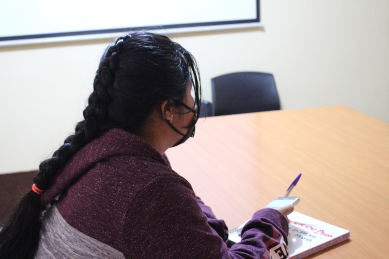 Julia trabaja y estudia gracias a una beca Ella de Educo en Guatemala