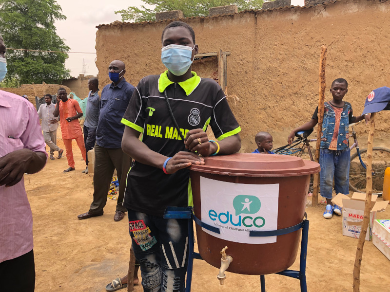 Coronavirus: lotes de higiene, formación para la prevención de la pandemia y educación a distancia para niños y niñas de Mali. 