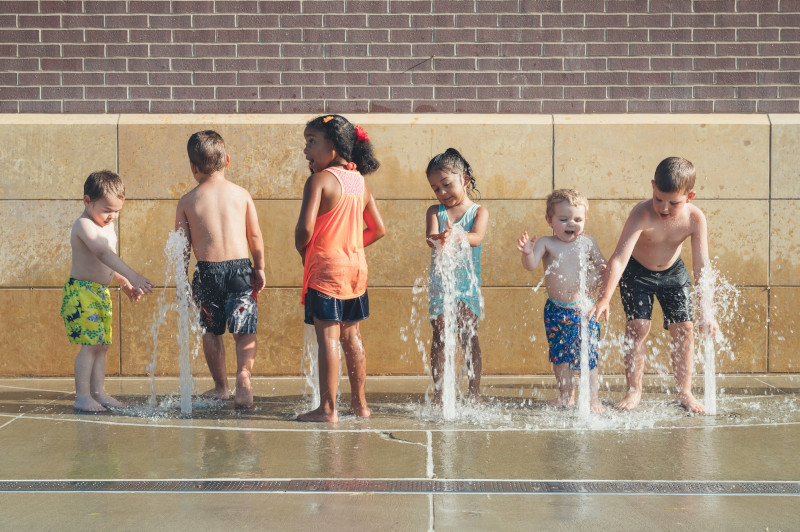 Actividades divertidas con agua para niños y niñas