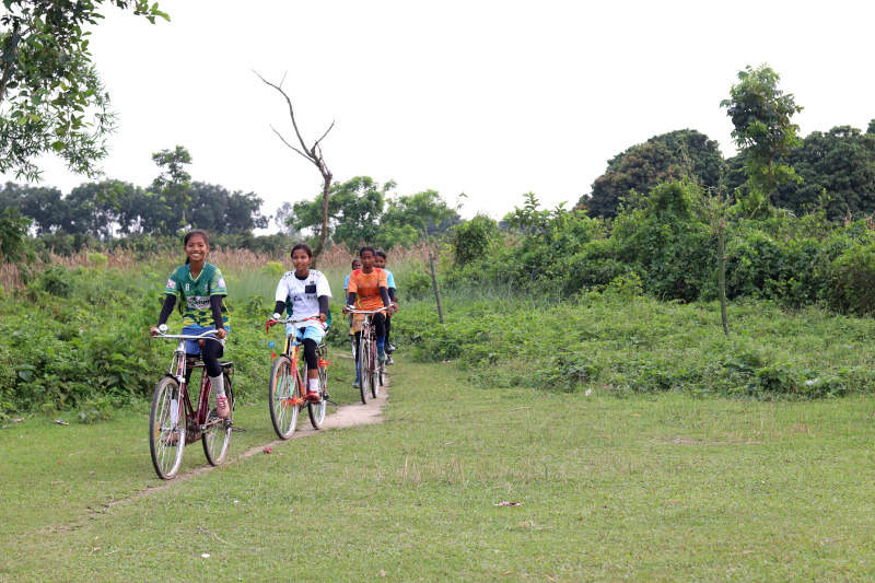 Regalar una bicicleta cambia mucho más que un trayecto: la historia de Anushree 