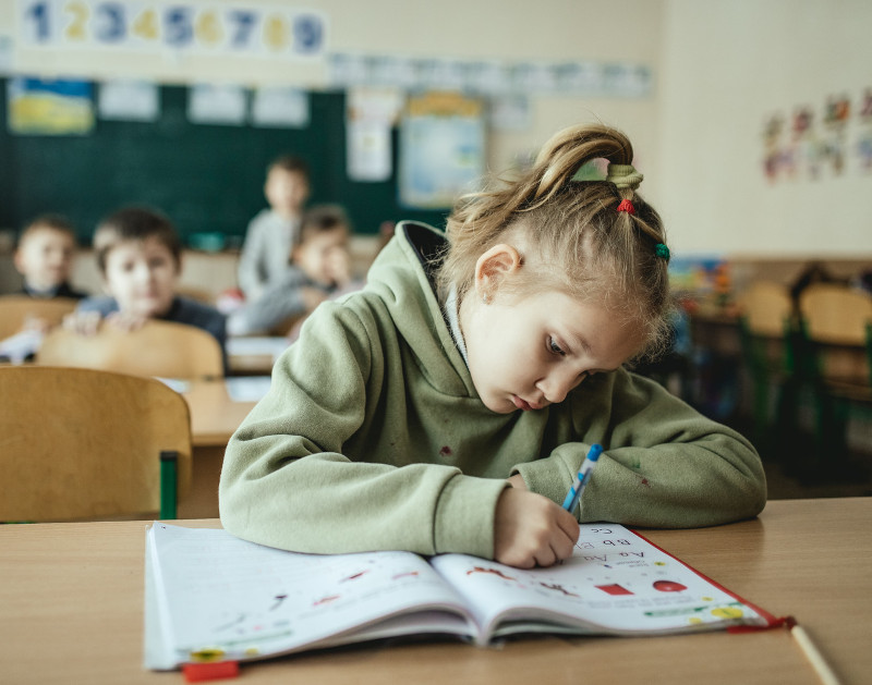 La guerra de Ucrania impacta en la escolarización de 5,7 millones de niños y niñas a pesar de ser “su tabla de salvación” 