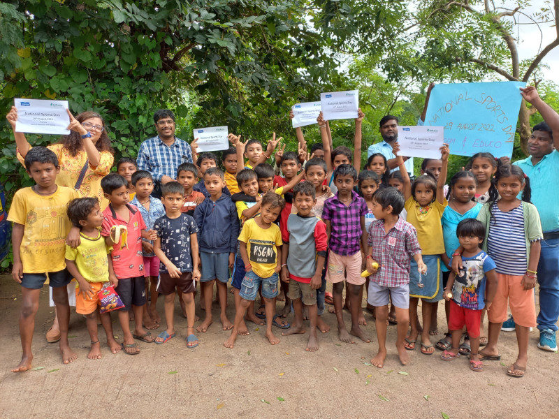 grupo de niños y niñas en la India