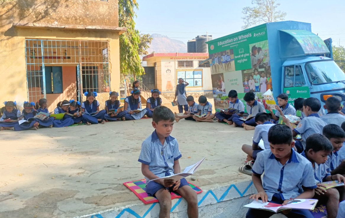 Foto Educación sobre ruedas: una biblioteca móvil que visita las escuelas en La India 