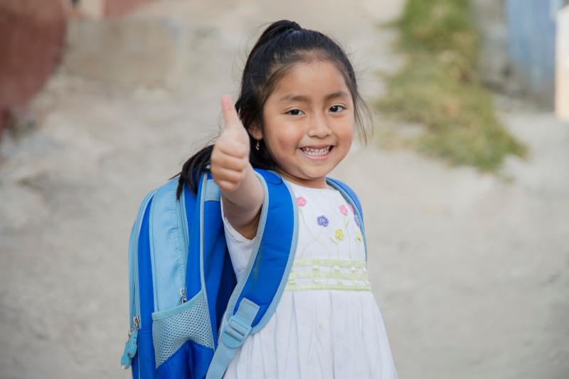 niña mochila