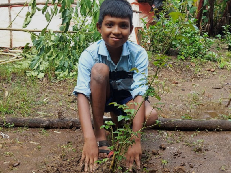 niño en el huerto en la India