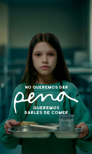 Niña soteniendo plato