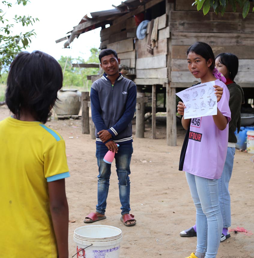 niños y niñas estudiando en camboya