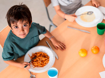 niños comedor escolar