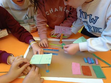 niñas y niños en clase