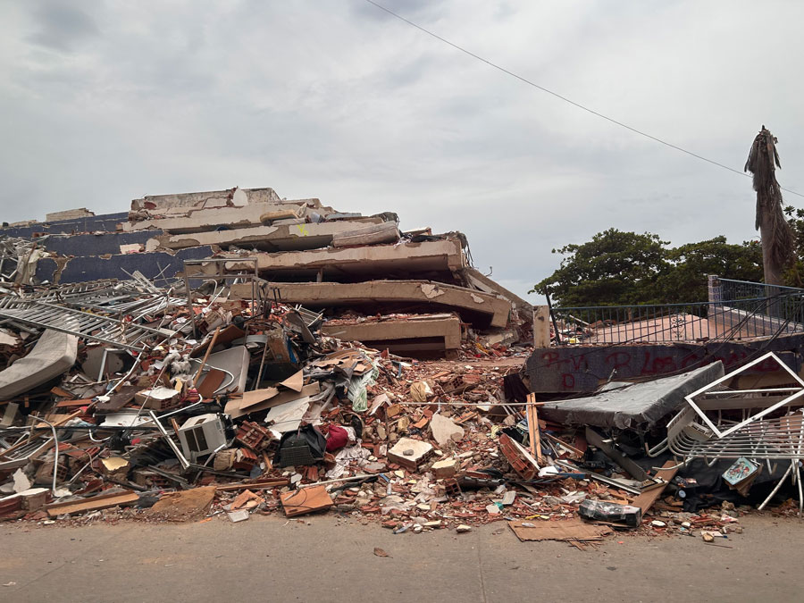 Edificio derrumbado por el terremoto