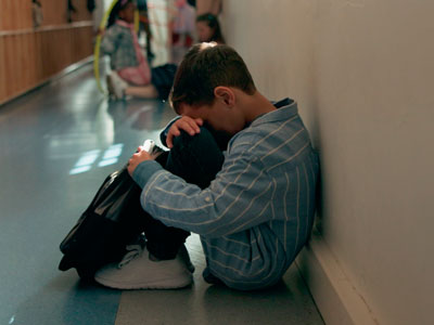 Niño en el pasillo del colegio