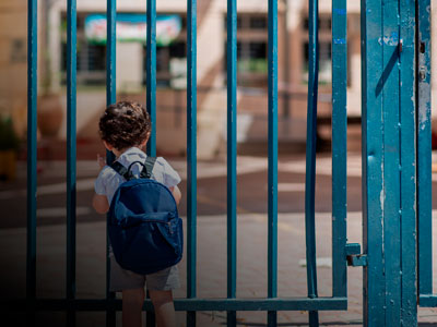 Niño en la puerta del colegio