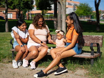 Familia sentada en un banco del parque
