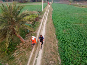 Jóvenes en bicicleta